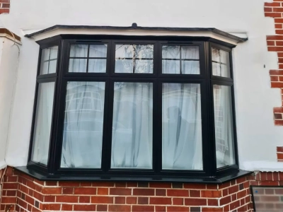 Black-Aluminium-Window-in-Splay-Bay-Smart-Alitherm-Heritage-Window-in-crittall-Style-Ideas-For-a-Bay-Window-Durajoin-Windows-and-Doors (1)
